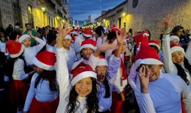 Estudiantes brindan caravana navideña a más de 2 mil morelianos