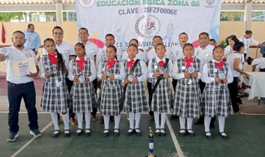 Niñas mixes logran lugar 3 en concurso estatal de escoltas