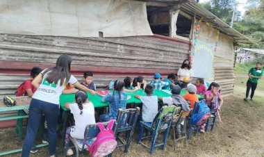Maestros de Xalapa dan clase en aulas de lona y piso de tierra