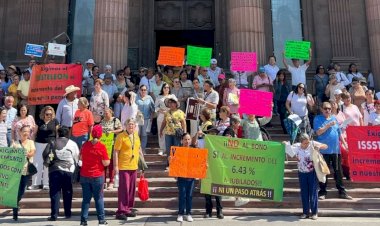 Maestros jubilados exigen pago de pensiones en Monterrey