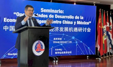 Economista antorchista participa en seminario sobre economía inteligente